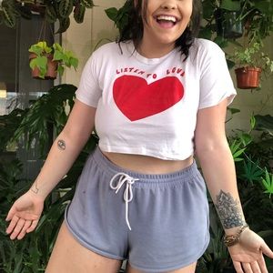 Adorable “listen to love” cropped tee❤️